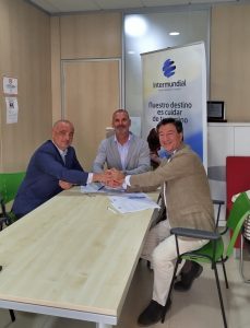 Firma entre el Colegio de Mediadores de Seguros de Malaga e Intermundial